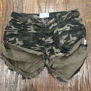 One Teaspoon camo shorts size 28